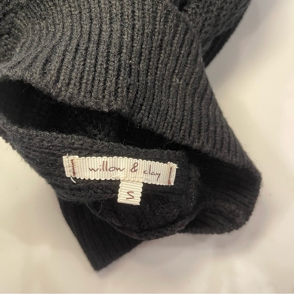 Willow & Clay Black Bubble Sleeve Sweater with Cut out in Back - Picture 14 of 14